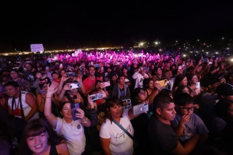 Cerró la segunda noche de la Fiesta del Río con una multitud disfrutando del show de Valentino Merlo