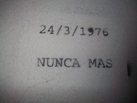Hay una memoria que el tiempo vuelve flaca
