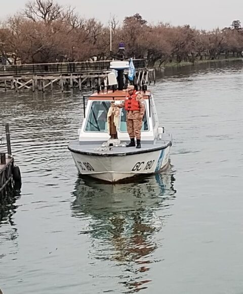 La Virgen del Carmen, fue transportada en la lancha por la Prefectura Naval hasta el muelle