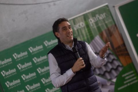 Castro entregó tarjetas del Programa Acompañar a 110 familias de Viedma para mejoras en sus viviendas