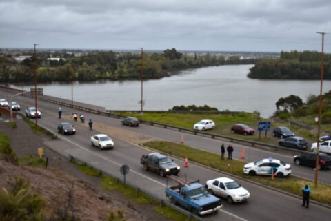 Se desarrolló un amplio operativo de interceptación vehicular y de personas en los dos puentes de ingreso a Carmen de Patagones